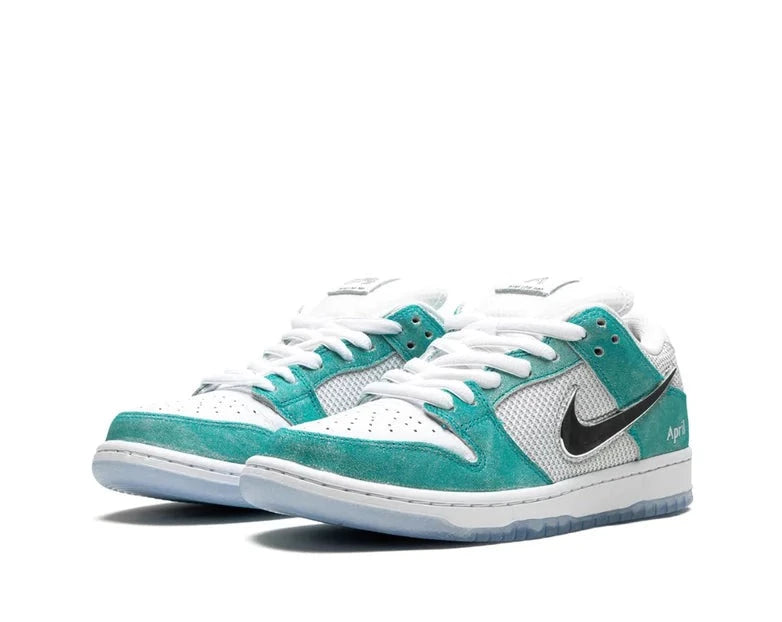 NIKE SB DUNK LOW APRIL SKATEBOARDS