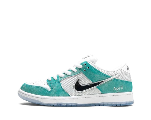 NIKE SB DUNK LOW APRIL SKATEBOARDS